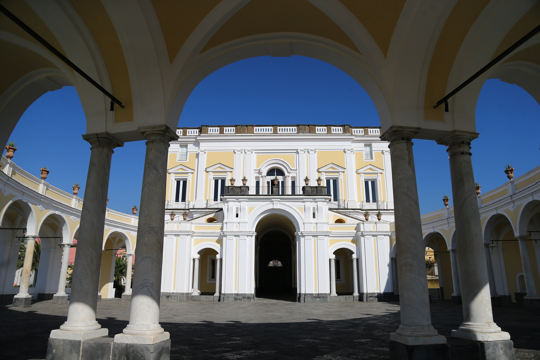 Mostre, “Così fan tutti”: l’arte contemporanea a Villa Campolieto